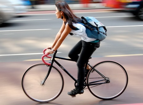 Посадка с наклоном вперед на городском велосипеде