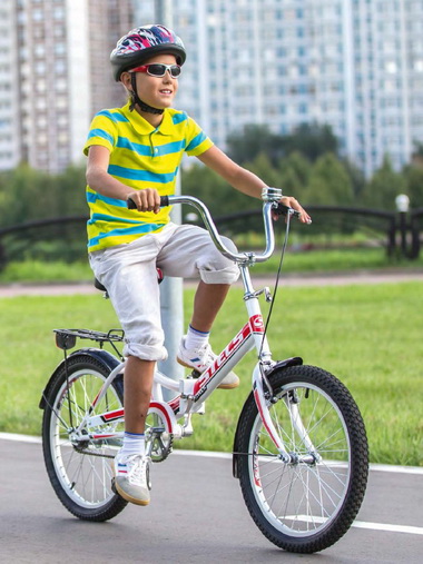 Подросток катит на велосипеде